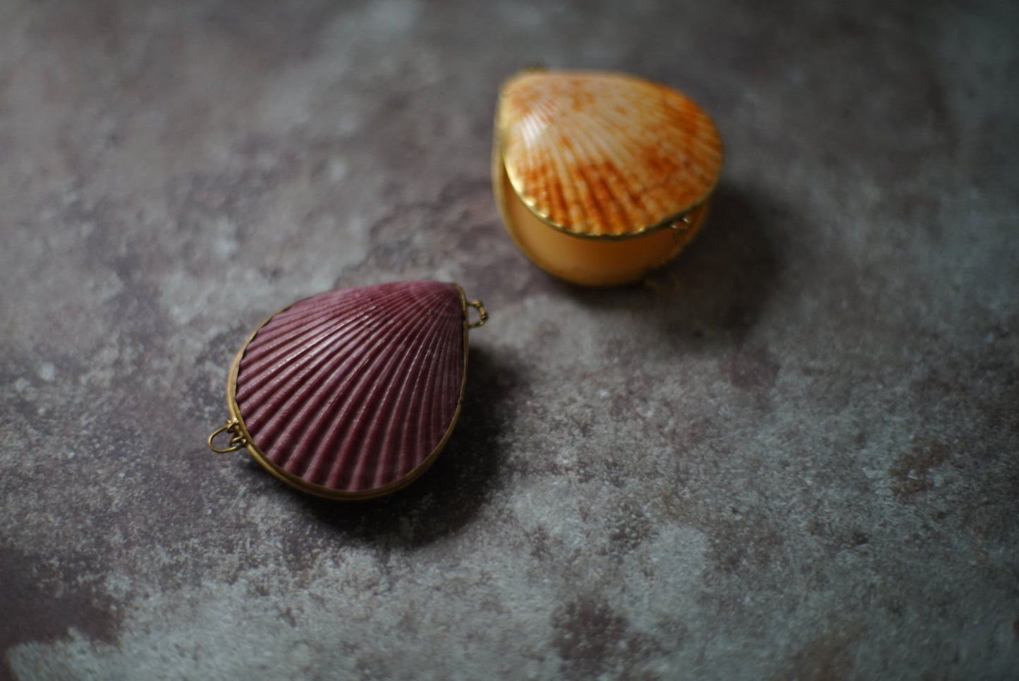 ROOTS ROSE RADISH ソリッドパフューム J〈シダーウッドミルラ&クローブ〉